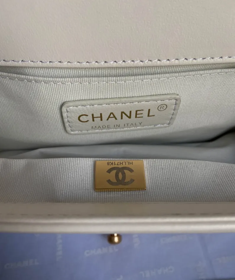 Chanel size: 25x15x9cm