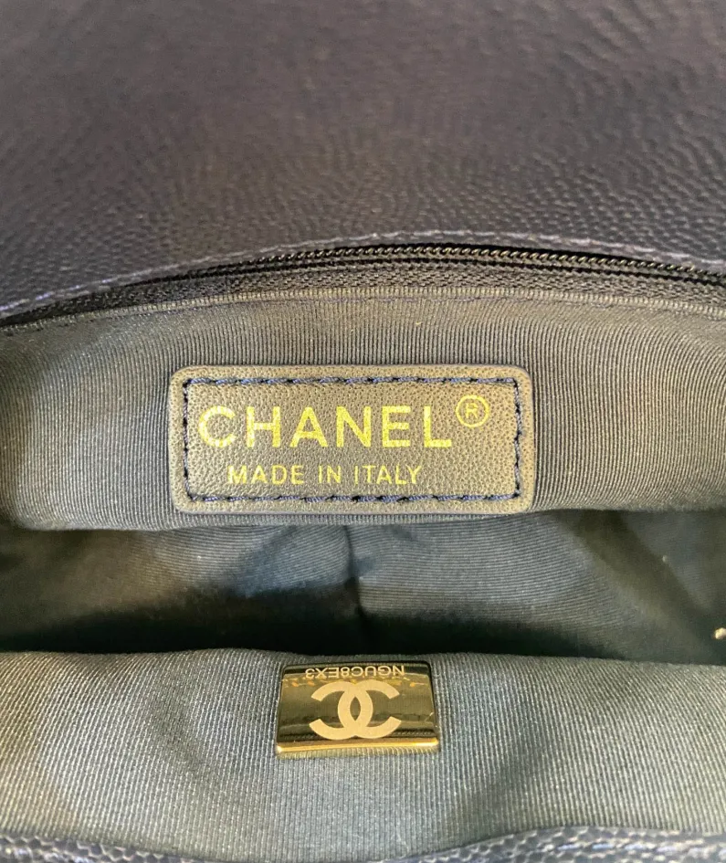 Chanel size: 21x14x6.5cm