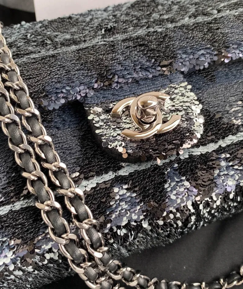 Chanel size: 15x22x7cm