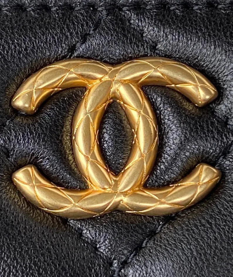 Exquisite and chic chain Size: 8.5*11*7cm