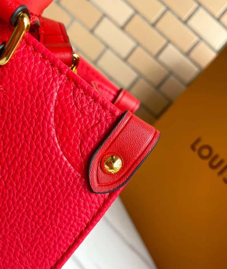 Louis Vuitton Size: 25 x 19 x 11.5 cm