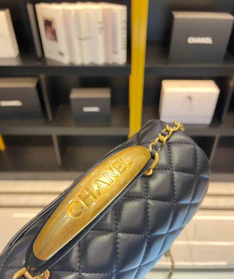 Chanel Size: 20x12x6cm