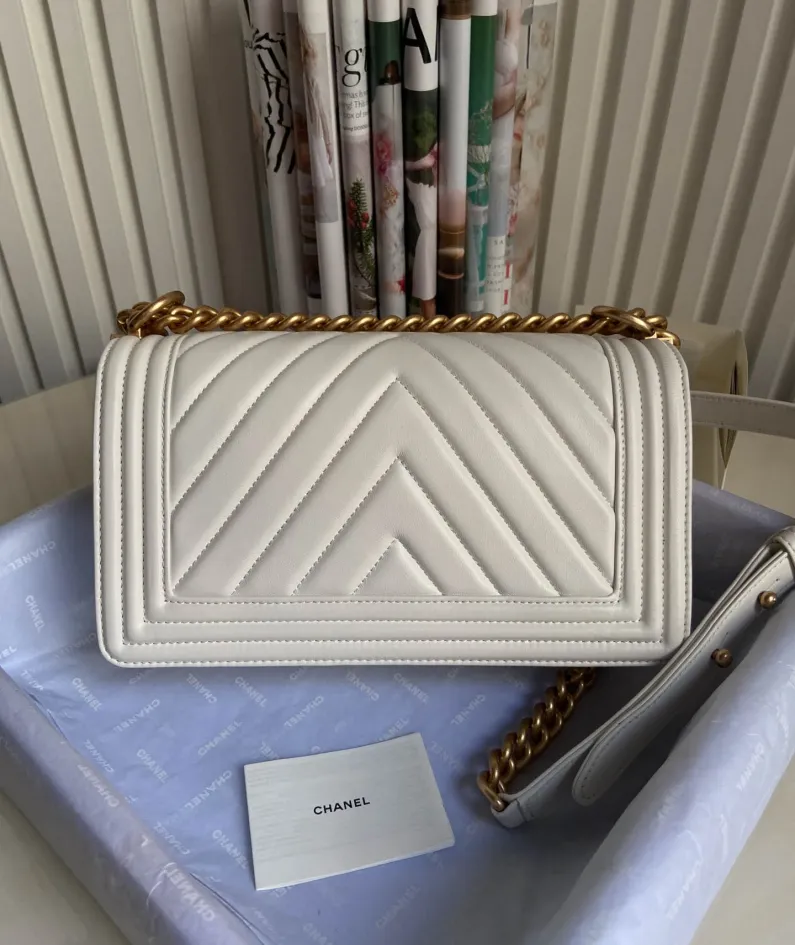 Chanel size: 25x15x9cm