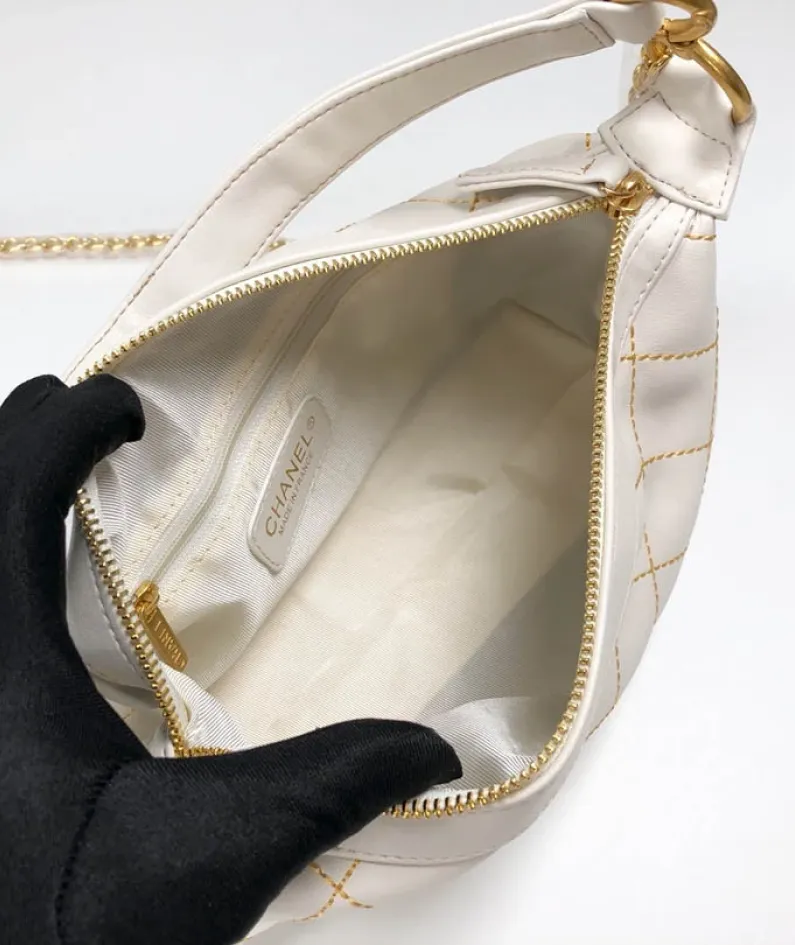 CHANEL round chain bag