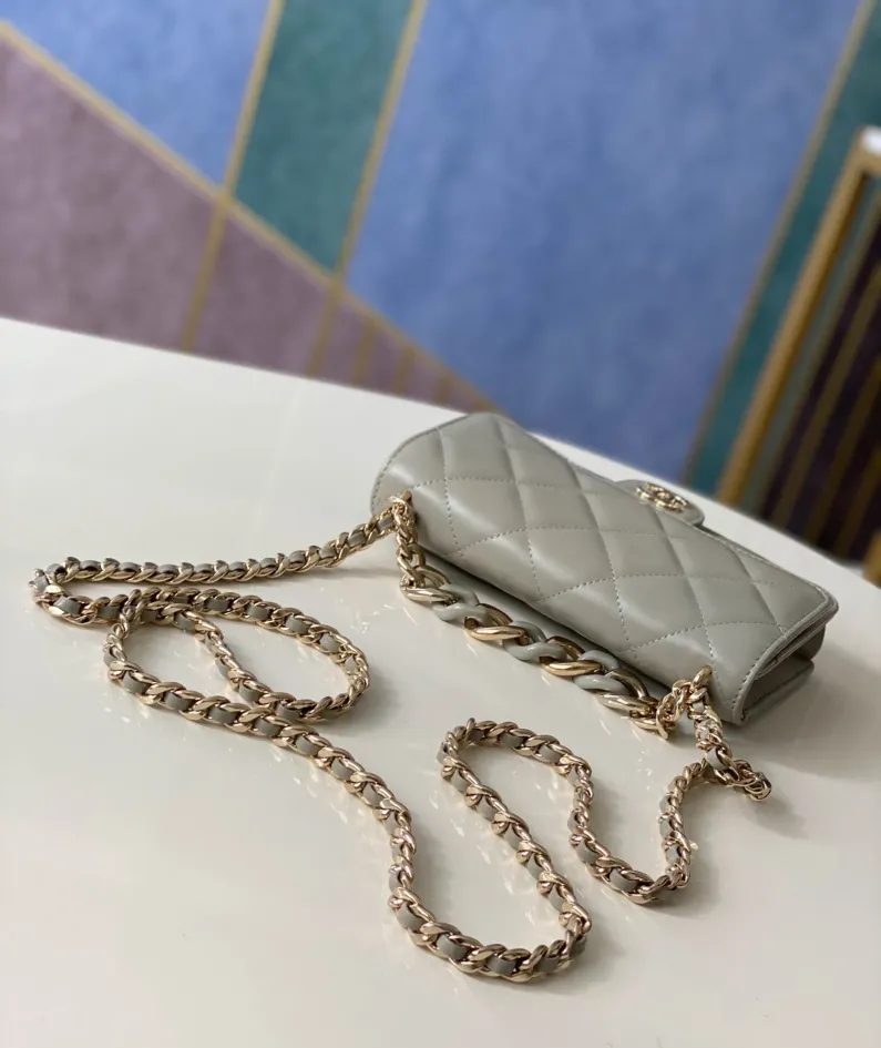 Lambskin Buckle with Light Gold Chain Size: 19cm Style Number: 81171