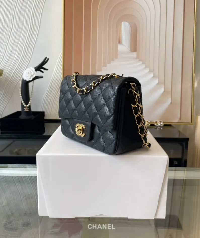 Light Silver Metal Bag Size: 17cm Ident No.: 01115