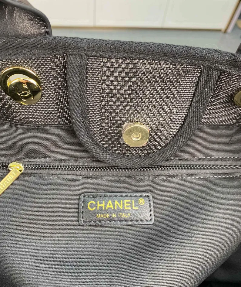 Chanel One Shoulder Handbag Size: 38*30*20 Style: 8820
