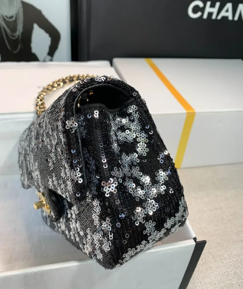 Chanel size: 20cm