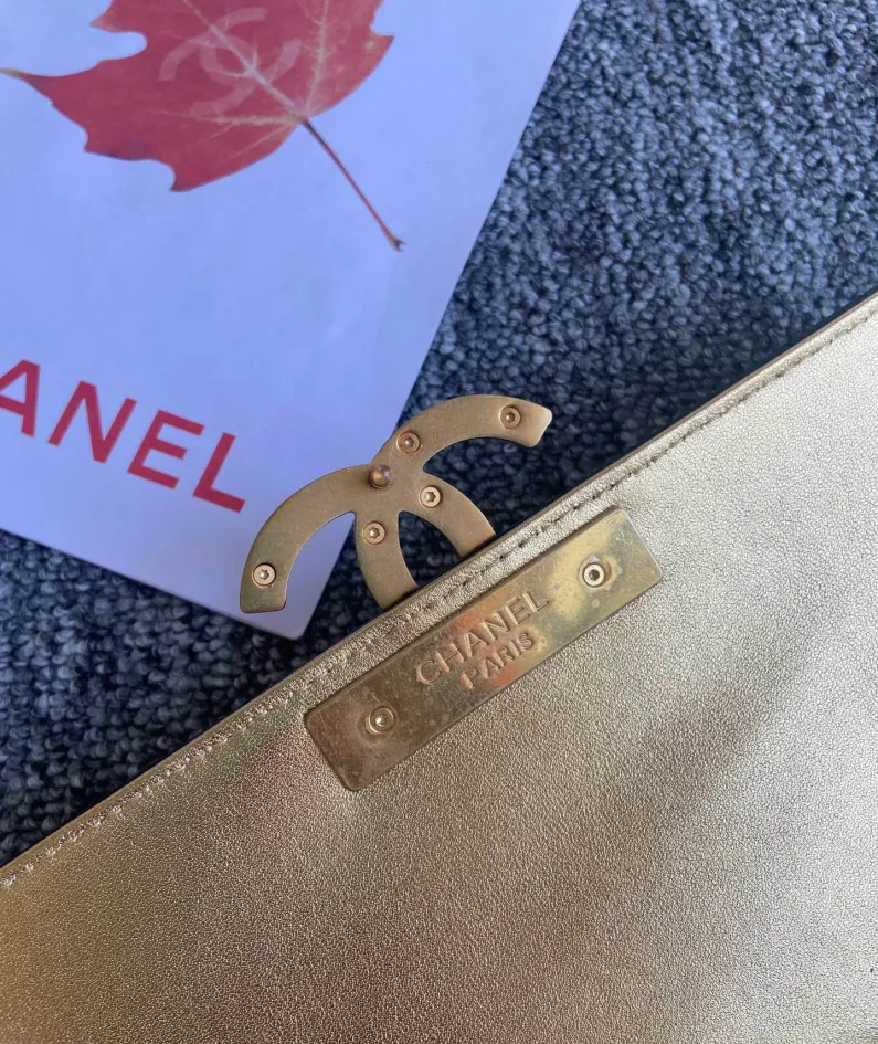 CHANEL: Model: 57276 Size: 26cm