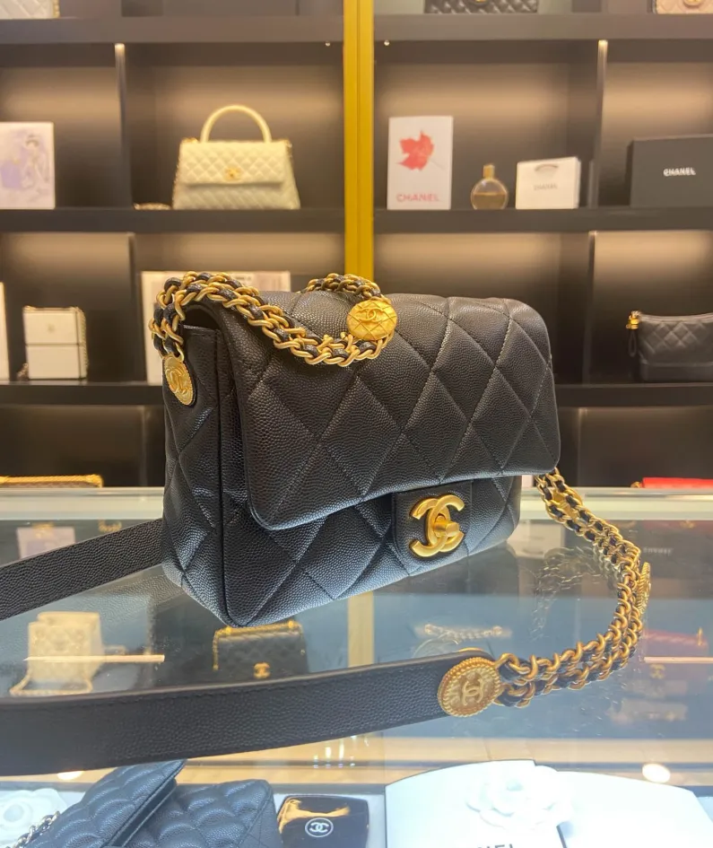 Chanel size: 21x14x6.5cm
