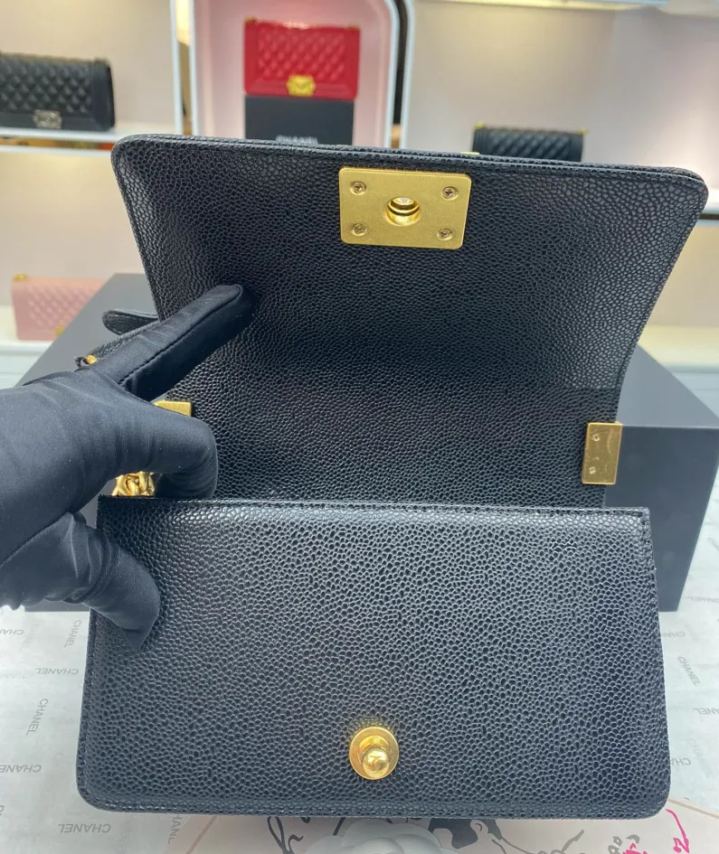 Gold Buckle Calfskin Size 20*12*7cm Model Number: 67085