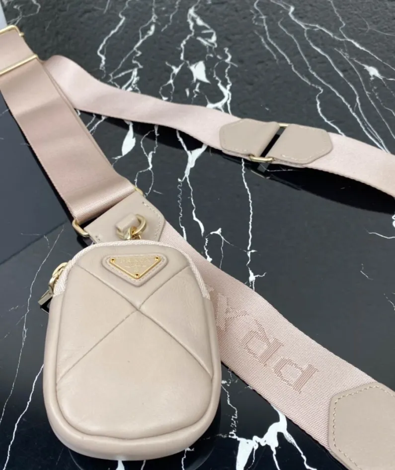 Prada Women's Bag Size: 24x17cm 1BC151