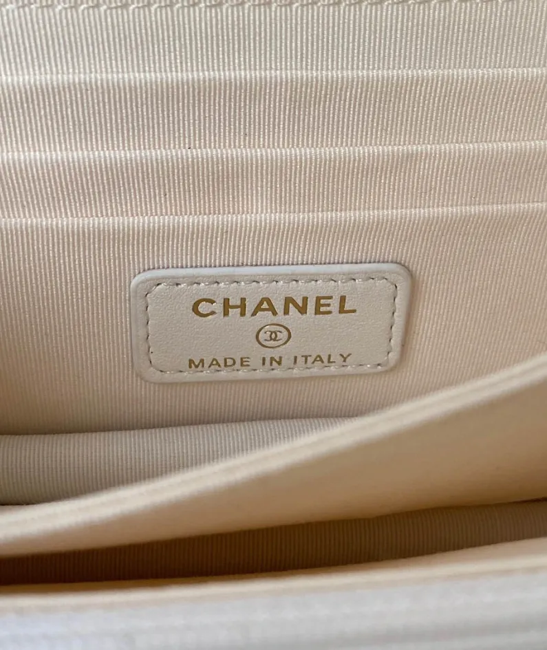 Lambskin Size: 11x15.5x4.5cm