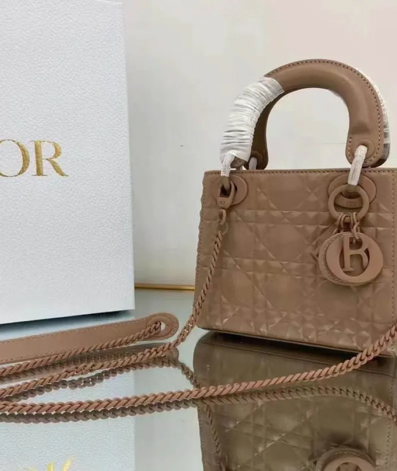 Size: 17 x 7.5x 14cm