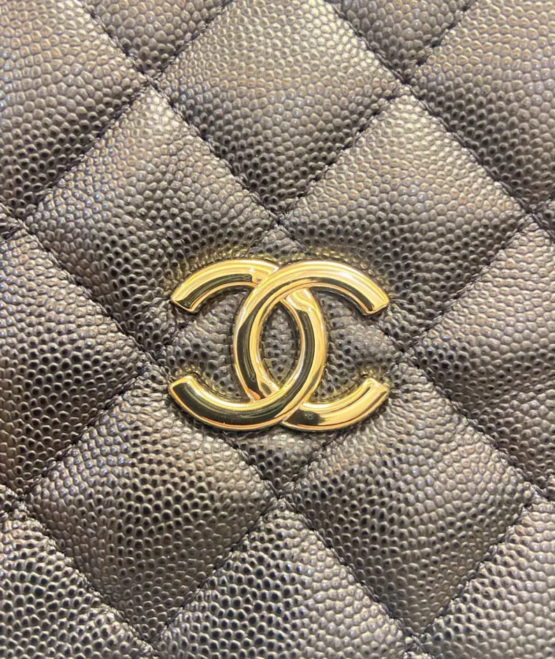 CHANEL One Shoulder Model Number: AS3176 Size: 16X15X9cm
