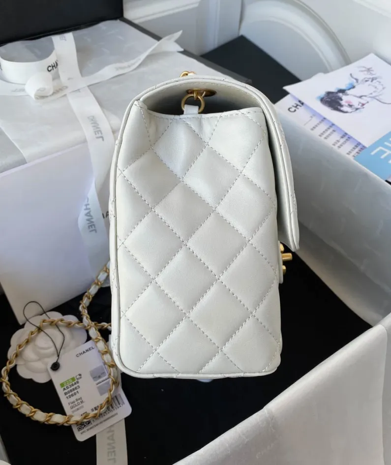 Chanel sheepskin size: 18X19.5X9.5cm