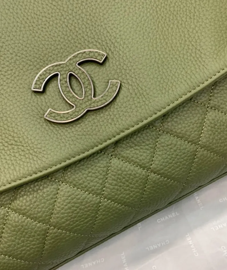 CHANEL shoulder bag Model 8095# Size: 32X7.5X19CM