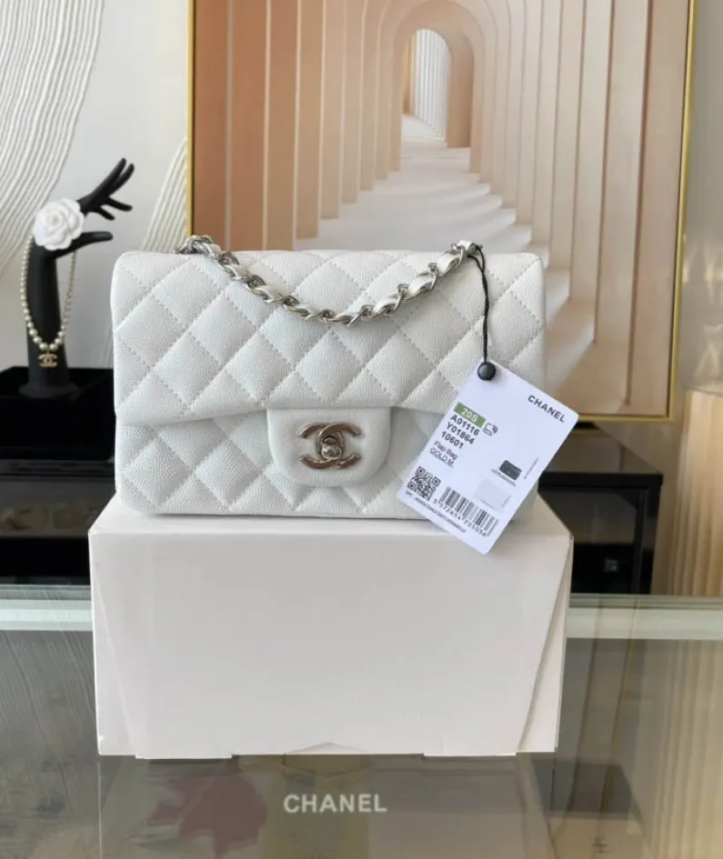 Light Silver Metal Bag Size: 20cm Ident No.: 01116