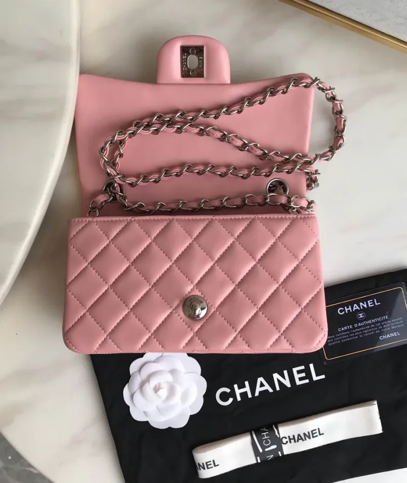 Lambskin Small Bag Size:20X13x7cm Model: 1116