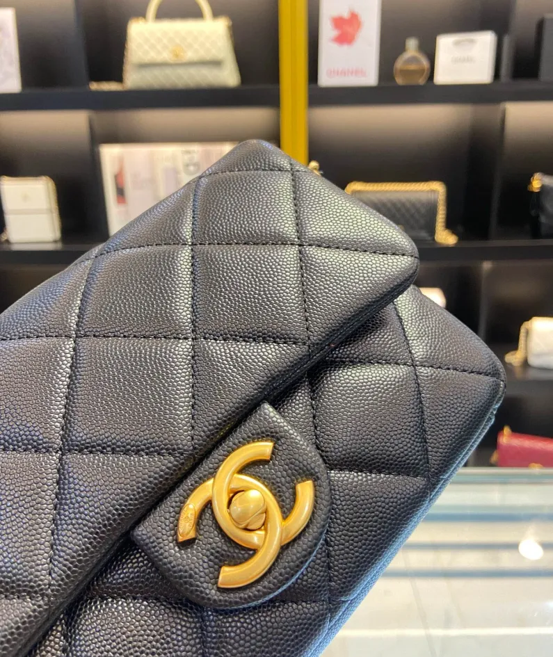 Chanel size: 21x14x6.5cm