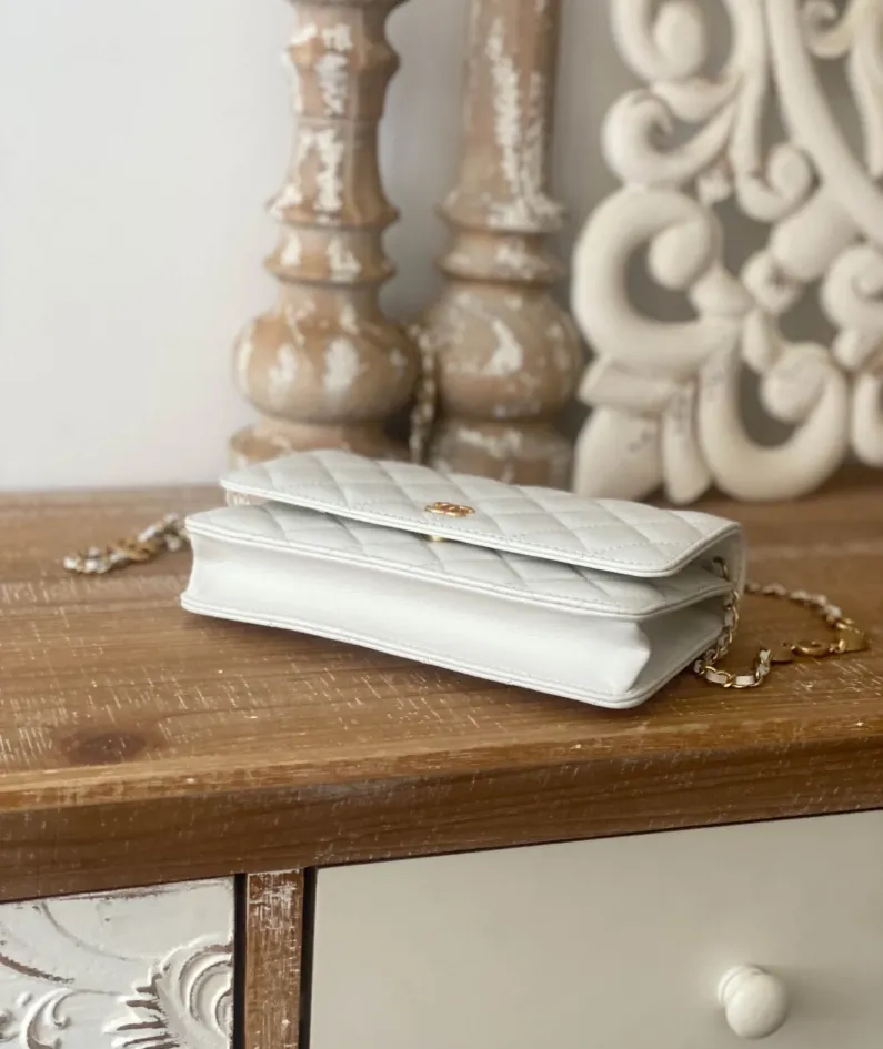 Chanel Size: 19cm Style: 81225 White