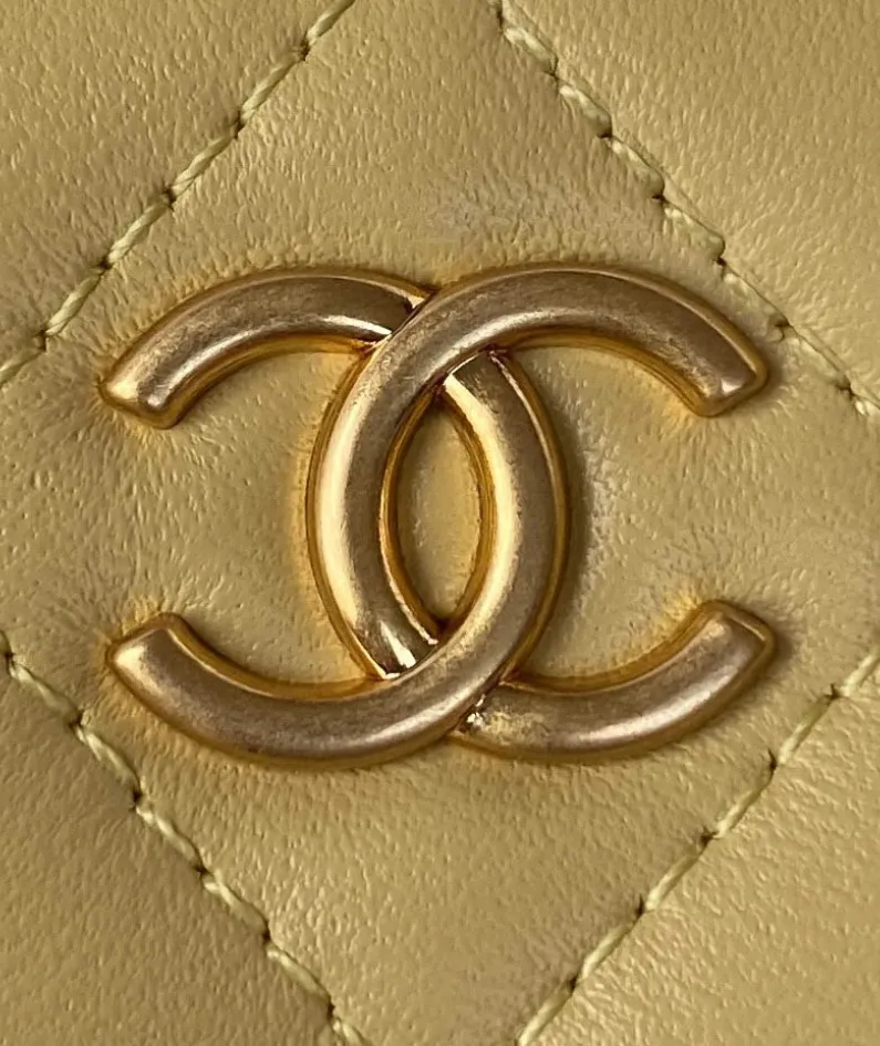 Chanel size: 11*8.5*7cm