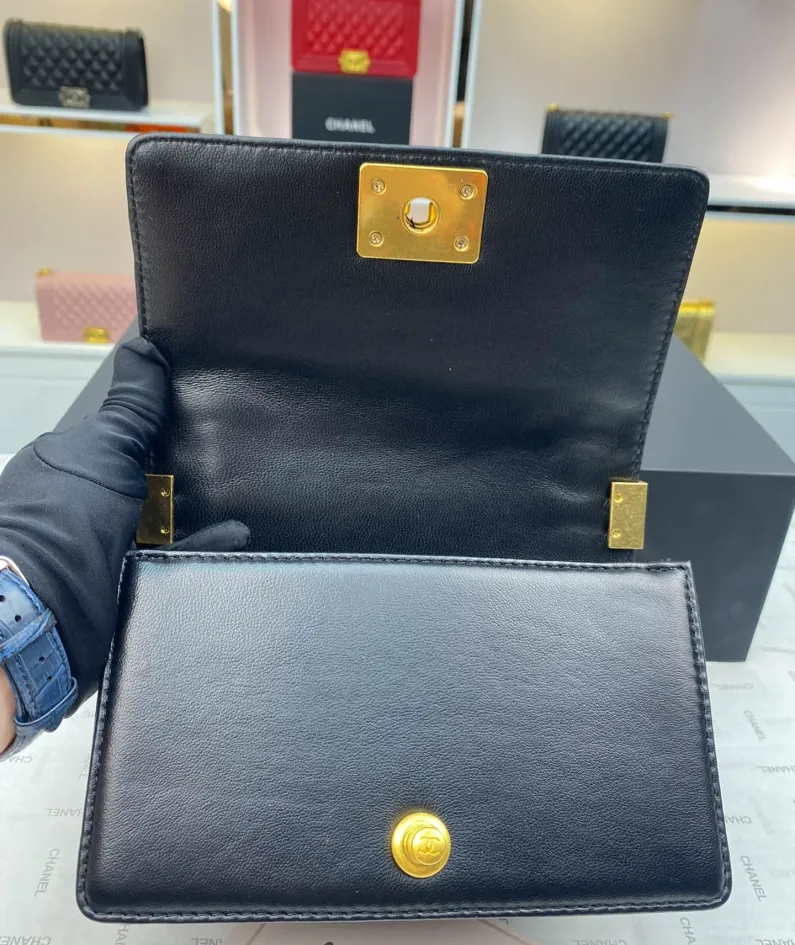 Gold Buckle Calfskin Size 20*12*7cm Model Number: 67085