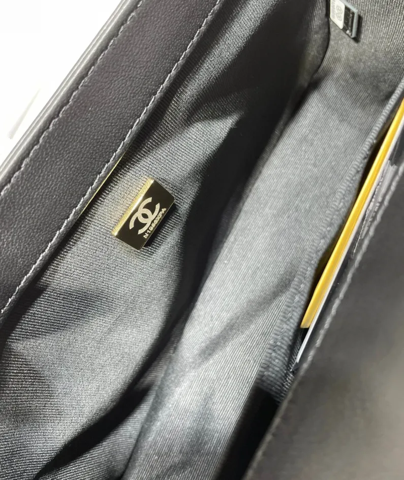 CHANEL wrist bag size: 20