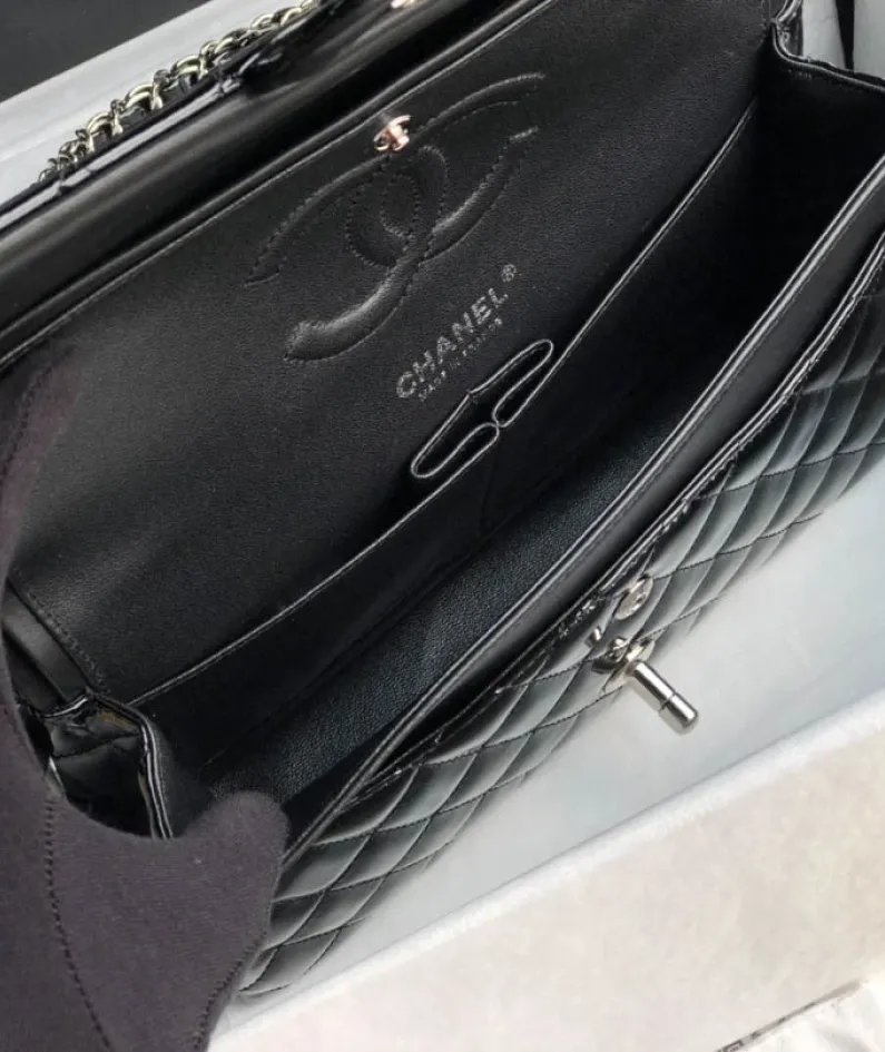 Chanel patent leather pouch size:25.5cm Ident No.: 1112