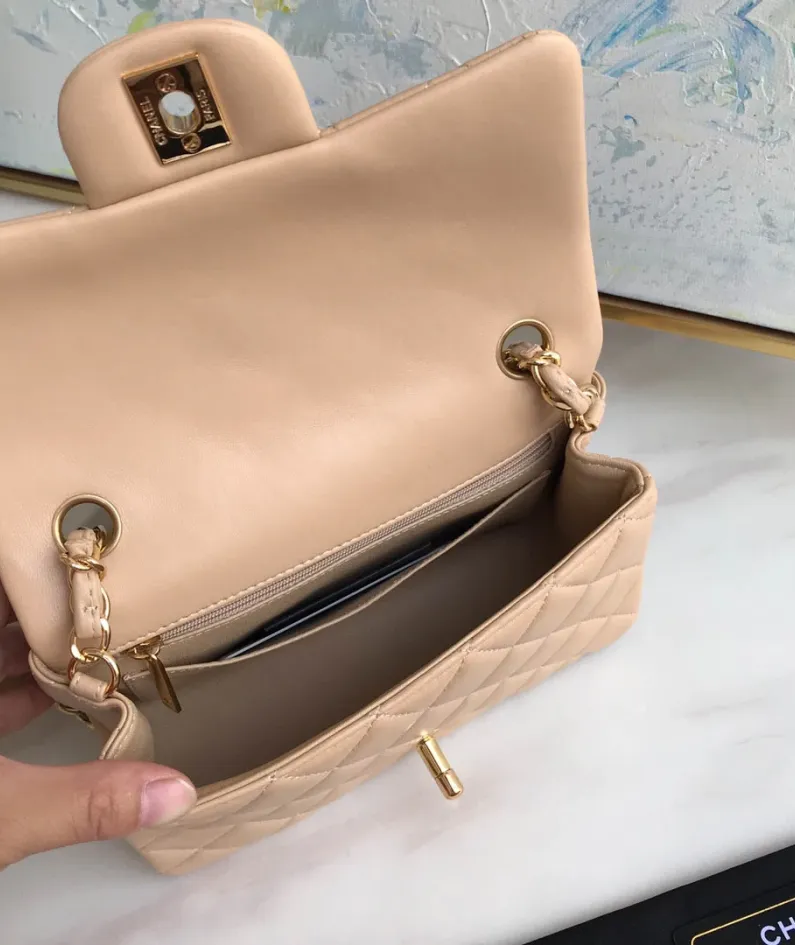 Lambskin Small Bag Size:20X13x7cm Model: 1116