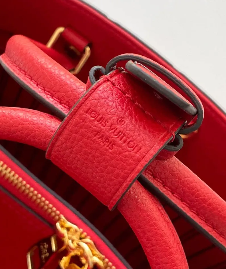 Louis Vuitton size: 33x23x15cm