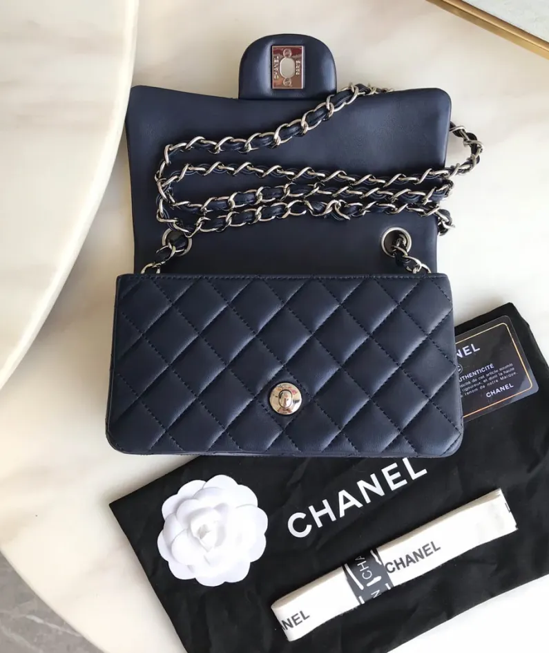 Lambskin Small Bag Size:20X13x7cm Model: 1116