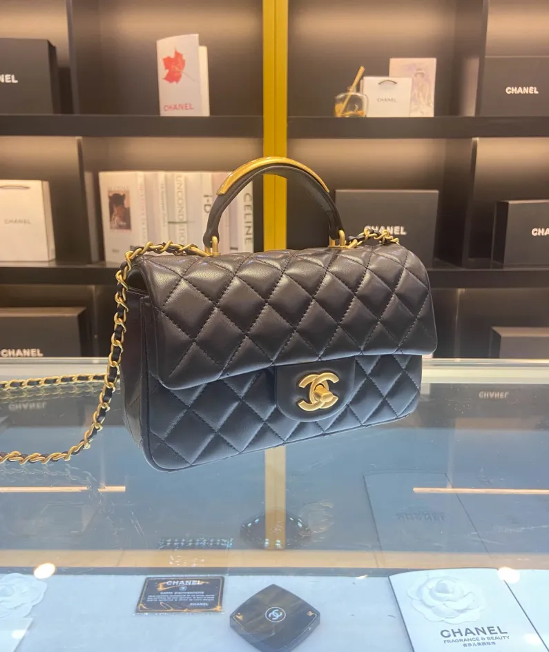 Chanel Size: 20x12x6cm