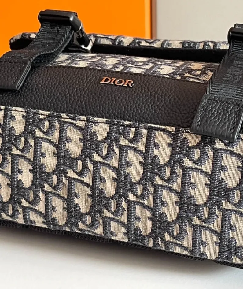Explorer Handbag Size: 31 x 21 x 8 cm
