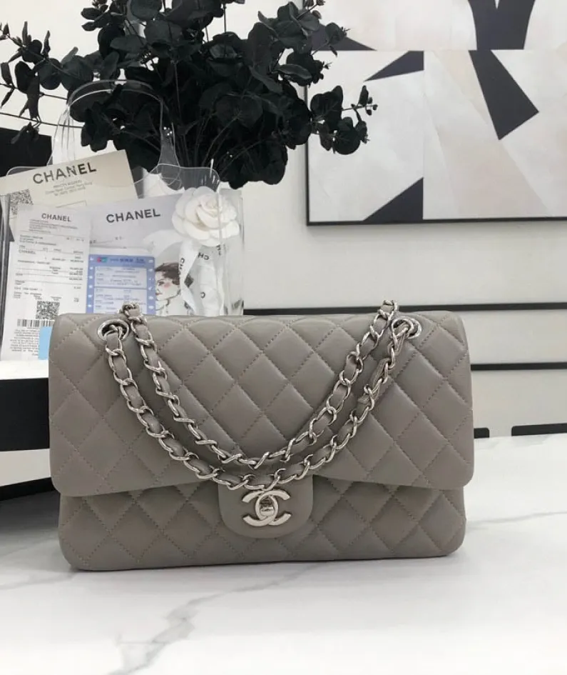 classic flap lambskin light gold buckle classic flap size:25cm