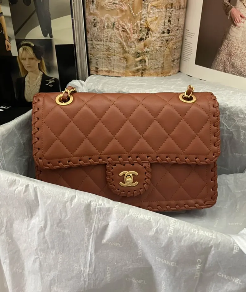 Lambskin Lock Bag Size: 26X17X6cm Style Number: AS2163