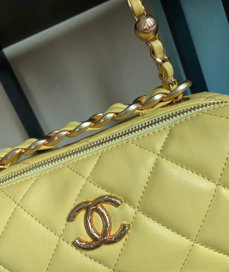 CHANEL Size: 22*10*15