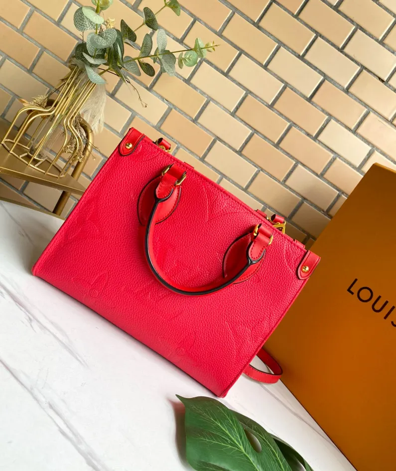 Louis Vuitton Size: 25 x 19 x 11.5 cm