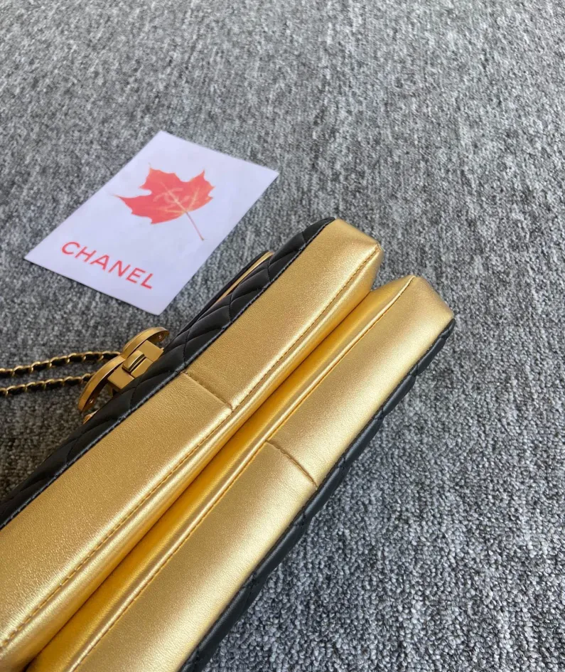 CHANEL: Model: 57276 Size: 26cm