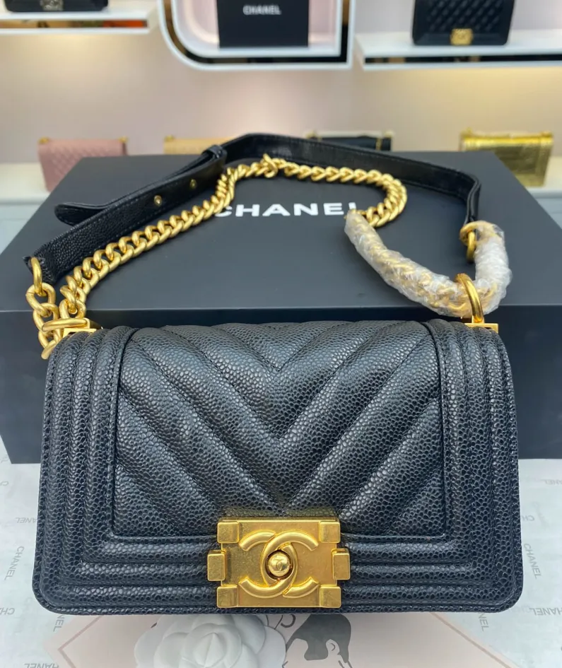 Gold Buckle Calfskin Size 20*12*7cm Model Number: 67085