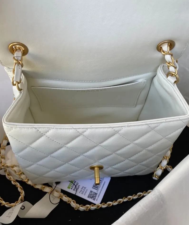 Chanel sheepskin size: 18X19.5X9.5cm