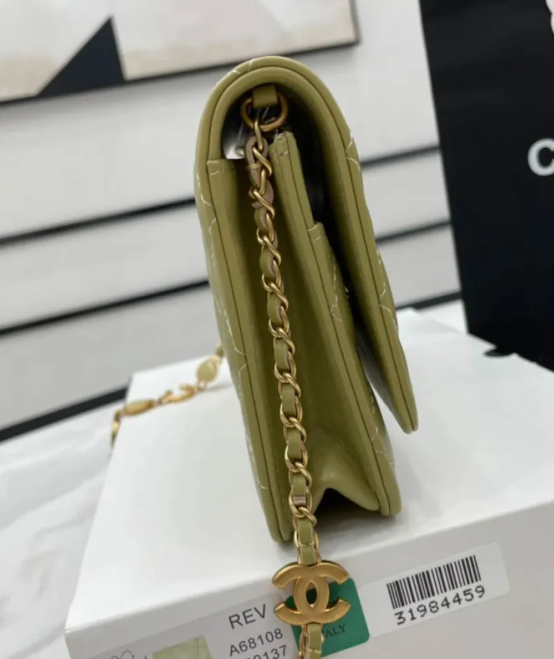 chanel Size: 12.3*19.2*3.5cm Model: A68108