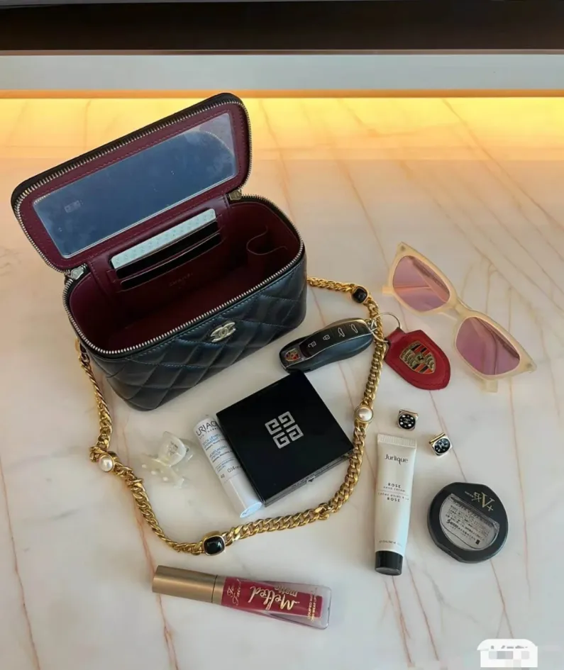 Chanel size: 11*8.5*7cm