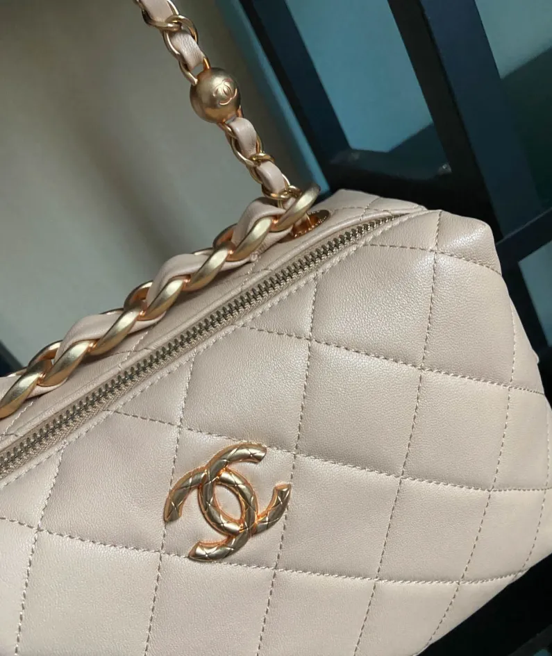 CHANEL Size: 22*10*15