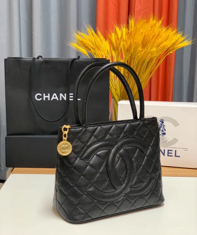 CHANEL Size: 30x14X24cm,