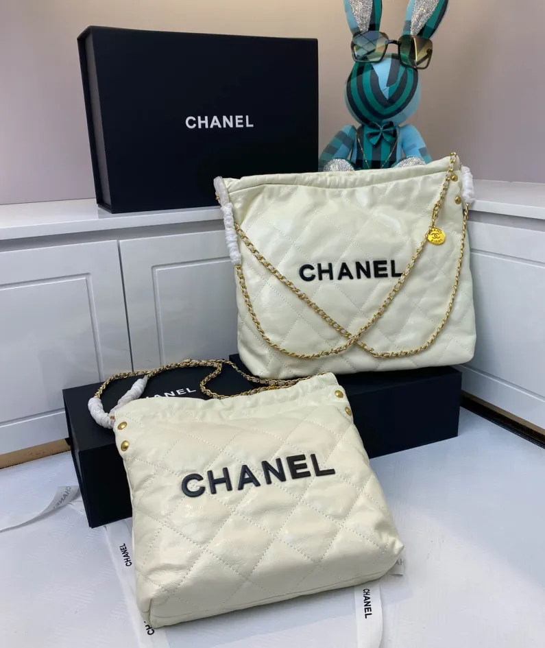 Chanel Underarm Bag Model: 8828 Size: 30*27*7 40*33*8