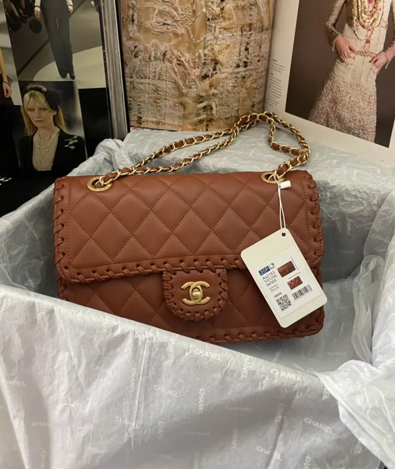Lambskin Lock Bag Size: 26X17X6cm Style Number: AS2163