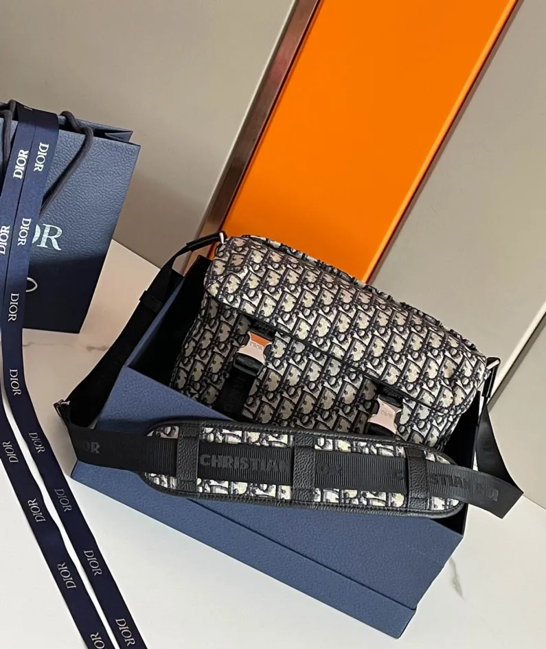 Explorer Handbag Size: 31 x 21 x 8 cm