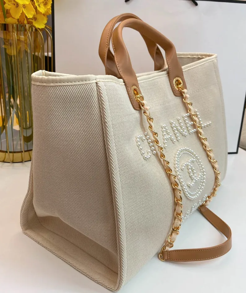 Chanel Model: AS66941 Size: 39cm