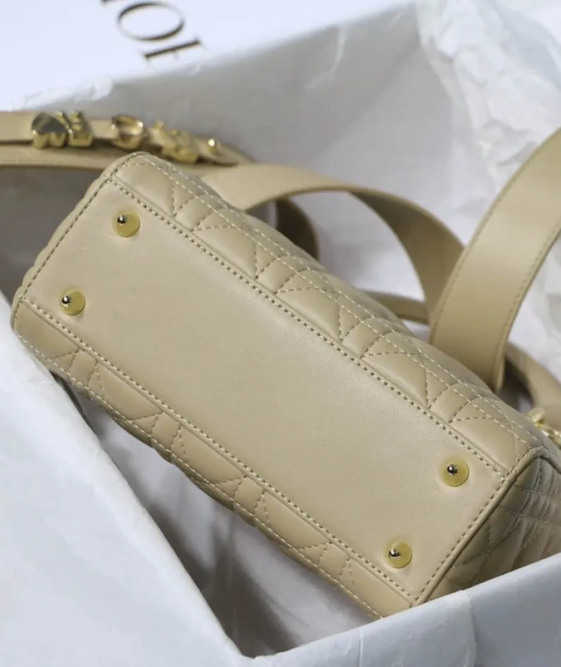 Size: 20x16.5x 8cm